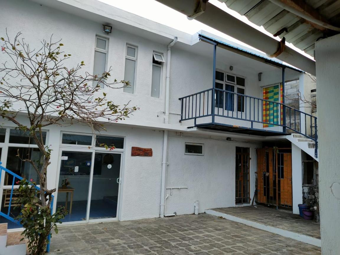 La Terrasse Hotel Port South East Exterior photo